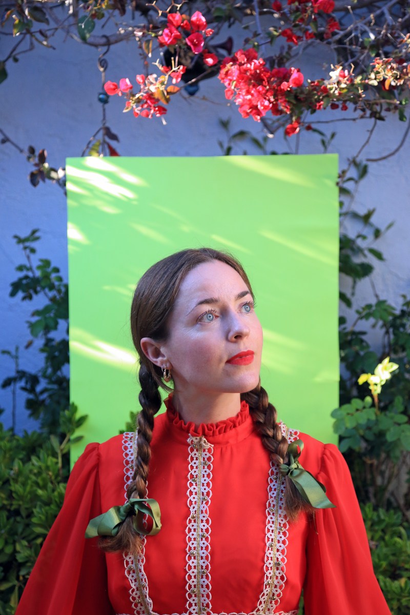 [ALBUM PREMIERE] Ainsley Farrell – Dirt – For The Rabbits